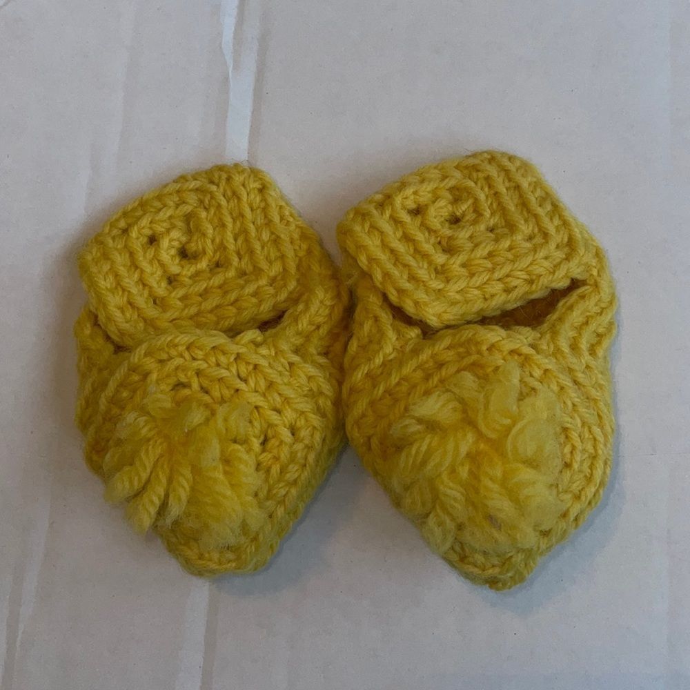 Vtg Kitschy yellow crochet knit yarn slippers for toddler‎